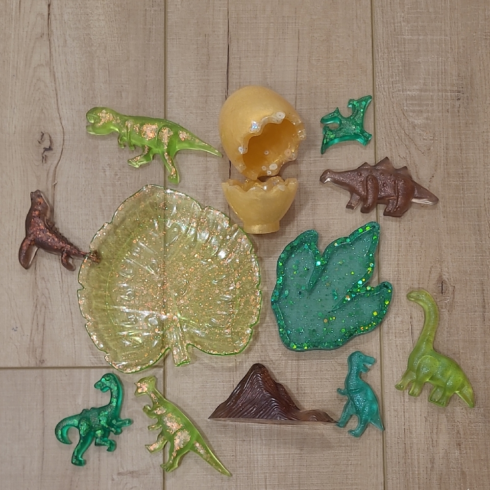 Resin Dinosaur Action Figures Playset with Leaf And Footorint Tray Egg Container